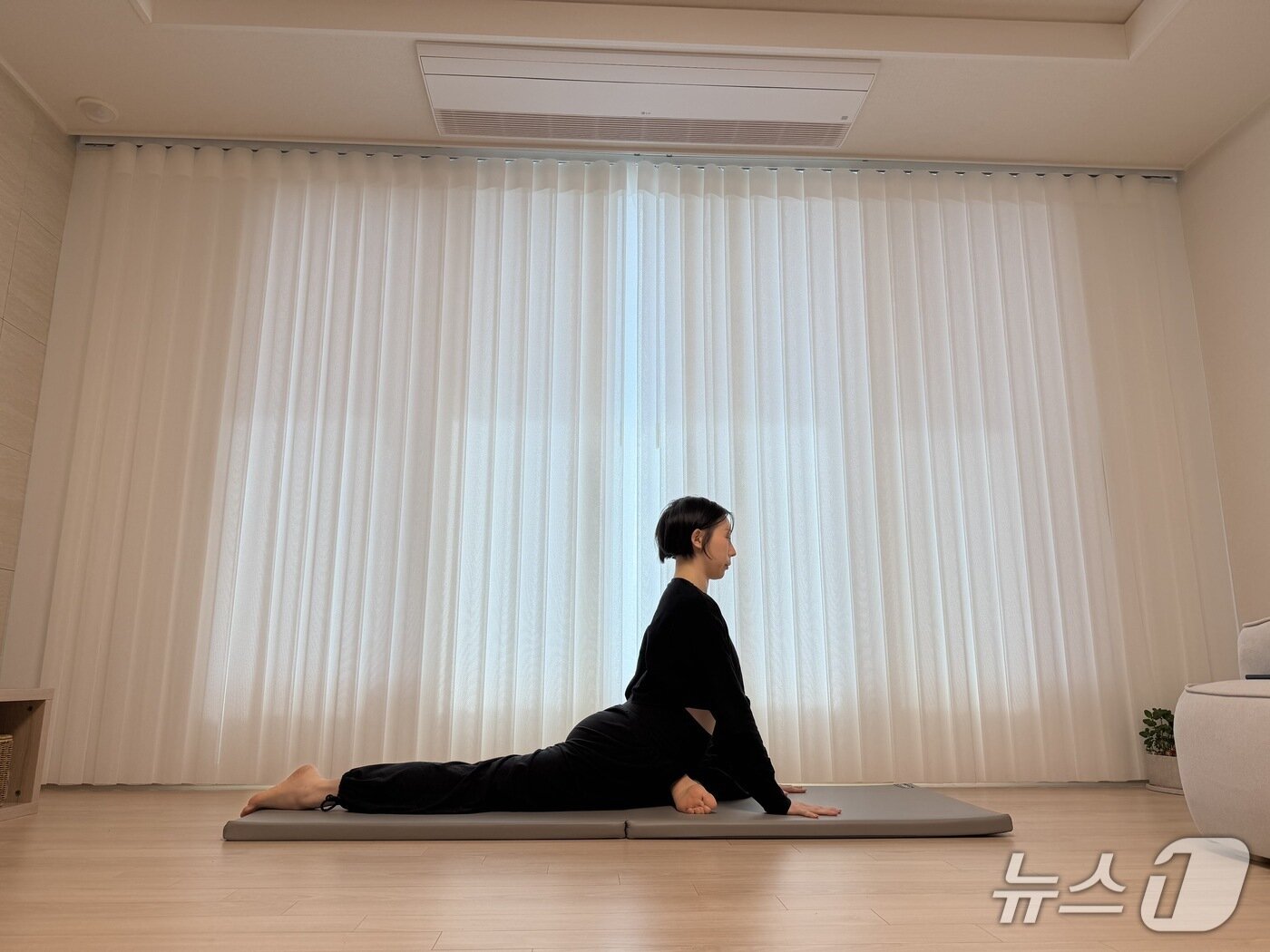 본문 이미지 - 김유빈 요가강사가 임신부에 좋은 비둘기자세를 보여주고 있다. 한쪽 다리를 앞으로 당겨 손목 뒤쪽에 무릎을 두고 반대쪽 다리를 뒤로 뻗는다. 어깨가 올라가거나 등이 말리지 않게 어깨를 뒤로 열고 손가락 끝으로 바닥을 짚는다. 골반이 틀어지지 않게 뒤로 뻗은 다리 쪽 허벅지를 바닥으로 누르며 복부부터 허벅지 앞쪽까지 근육을 풀어낸다. 골반 및 장요근 이완 효과가 있다.ⓒ 뉴스1 서장원 기자