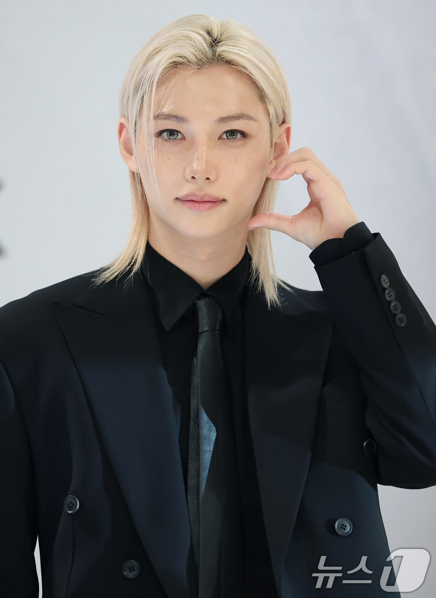 (서울=뉴스1) 권현진 기자 = 스트레이 키즈(Stray Kids) 필릭스가 17일 서울 용산구 아모레퍼시픽 본사에서 열린 2026 HERA BLACK EVENT 포토콜 행사에 참 …