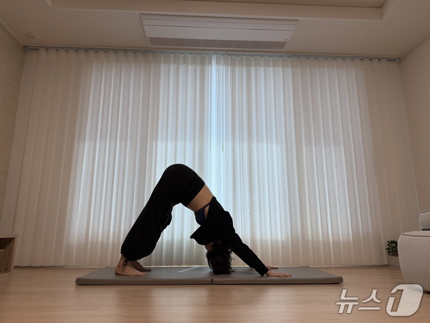 본문 이미지 - 김유빈 요가강사가 다운독 자세를 보여주고 있다. 요가의 기본 자세로 손과 발로 바닥을 밀어낸다. 발은 골반 너비로 벌리고 팔과 다리를 길게 뻗는게 포인트다. 전신 스트레칭 효과가 있다.ⓒ 뉴스1 서장원 기자