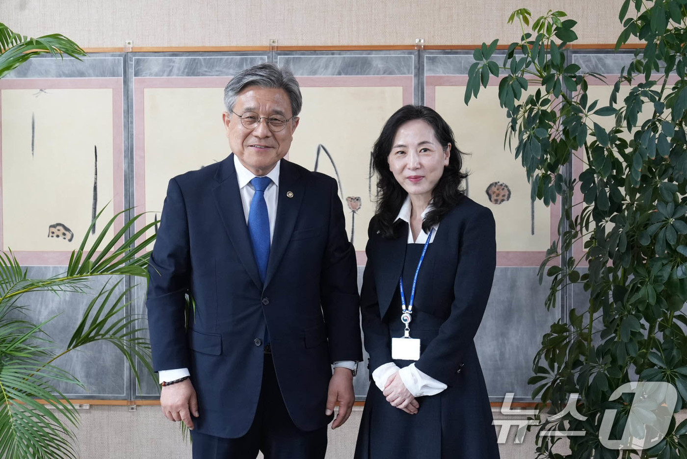 (서울=뉴스1) 임세영 기자 = 허민 국가유산청장(왼쪽)이 17일 오후 일본 도쿄 소재의 주일 도쿄한국문화원에서 박영혜 주일 도쿄한국문화원장과 만나 일본 소재 한국 문화유산의 보존 …