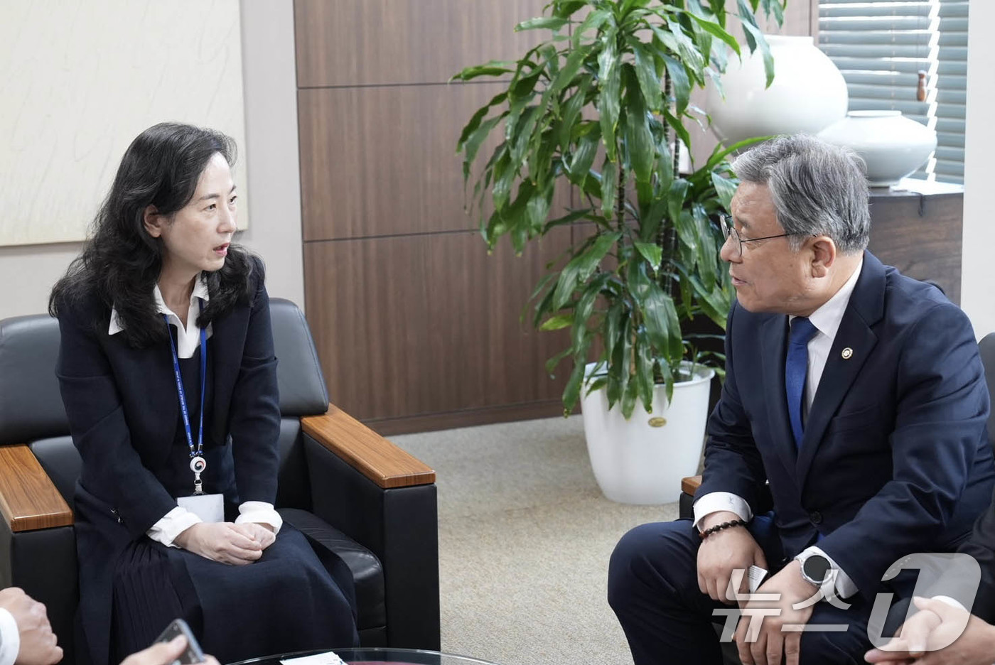 (서울=뉴스1) 임세영 기자 = 허민 국가유산청장(오른쪽)이 17일 오후 일본 도쿄 소재의 주일 도쿄한국문화원에서 박영혜 주일 도쿄한국문화원장과 만나 일본 소재 한국 문화유산의 보 …