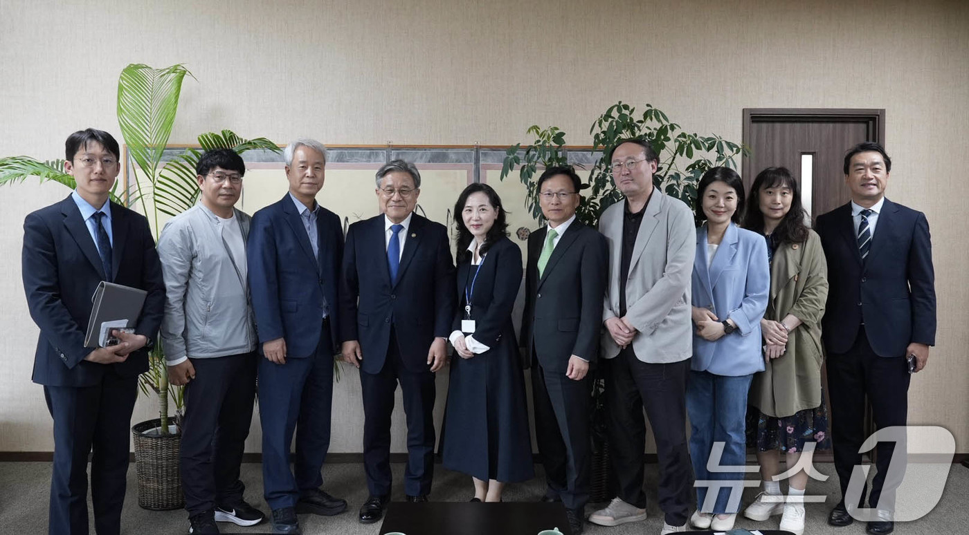 (서울=뉴스1) 임세영 기자 = 허민 국가유산청장이 17일 오후 일본 도쿄 소재의 주일 도쿄한국문화원에서 박영혜 주일 도쿄한국문화원장과 만나 일본 소재 한국 문화유산의 보존·활용을 …