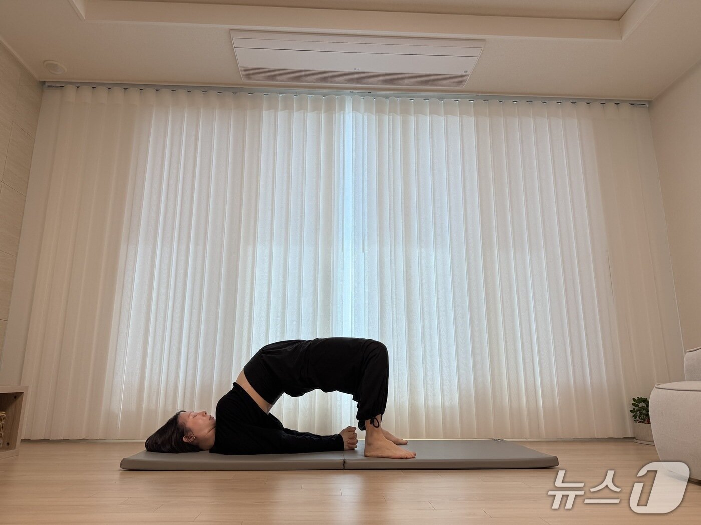 본문 이미지 - 김유빈 요가강사가 임신부에 좋은 아르다우르드바다누라아사나 자세를 보여주고 있다. 발은 팔자 다리가 되지 않게 엄지발가락을 좀 더 안쪽으로 배치시킨다. 뒤꿈치는 손끝이 닿을 정도로 엉덩이 가까이 가져온다.ⓒ 뉴스1 서장원 기자