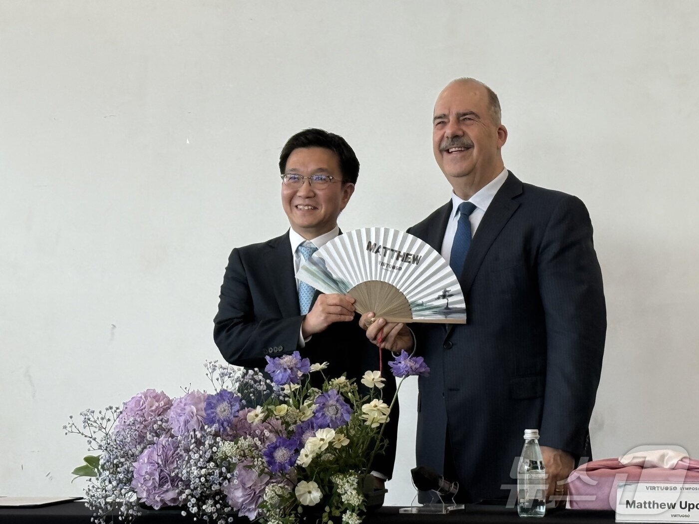 본문 이미지 - 박성혁 한국관광공사 사장(왼쪽),매튜 업처치 버츄오소 대표가 17일 오후 서울 서초구 세빛섬에서 방한 럭셔리 관광 활성화를 위한 전략적 업무협약(MOU)을 체결했다. ⓒ 뉴스1 윤슬빈 관광전문기자