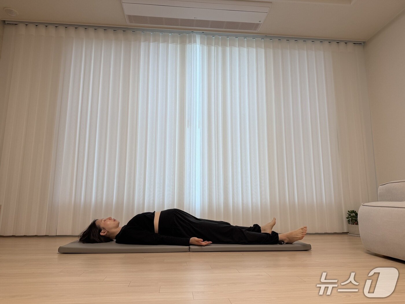 본문 이미지 - 김유빈 요가강사가 사바아사나 자세를 선보이고 있다. 모든 동작을 마친 뒤 하는 마무리 동작이다.