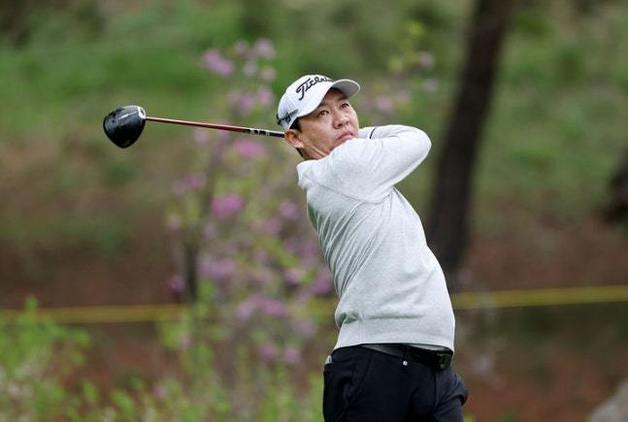 권성열, KPGA 투어 개막전 2R 단독 선두…8년 만에 우승 도전