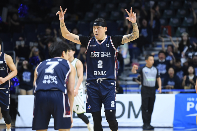 프로농구 KCC, DB에 3연승 싹쓸이…2시즌 만에 4강 PO 진출