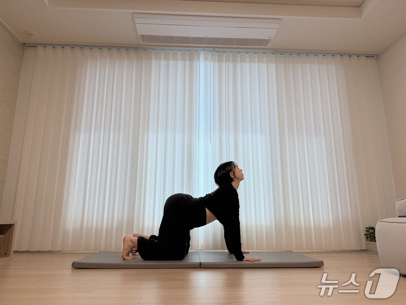 본문 이미지 - 김유빈 요가 강사가 소 자세를 보여주고 있다. 엉덩이를 오리 어덩이처럼 만들고, 배꼽을 바닥 방향으로 낮추며, 뒤통수를 등 가까이 당겨 척추 곡선을 깊게 만든다. 척추 유연성 증가에 도움이 된다.ⓒ 뉴스1 서장원 기자