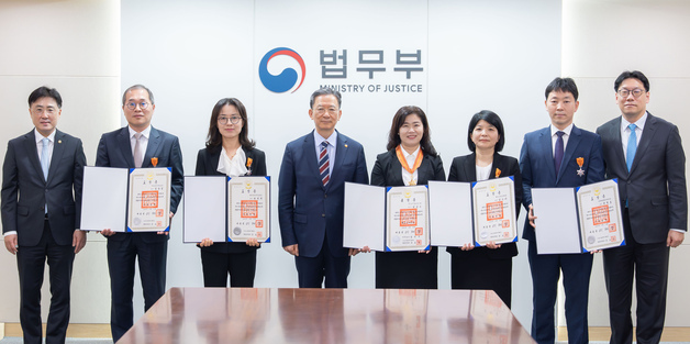 정성호 법무부 장관, 검사 11명에 유공 정부포상 전수