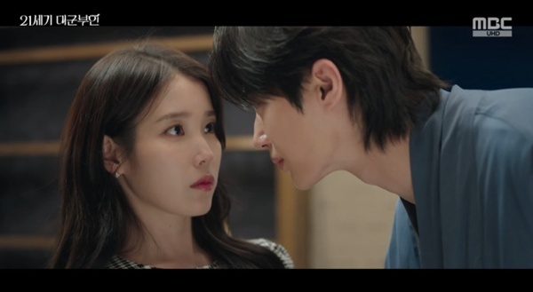 '21세기 대군부인' 아이유, 변우석과 한 침대에서 하룻밤→사저 입성