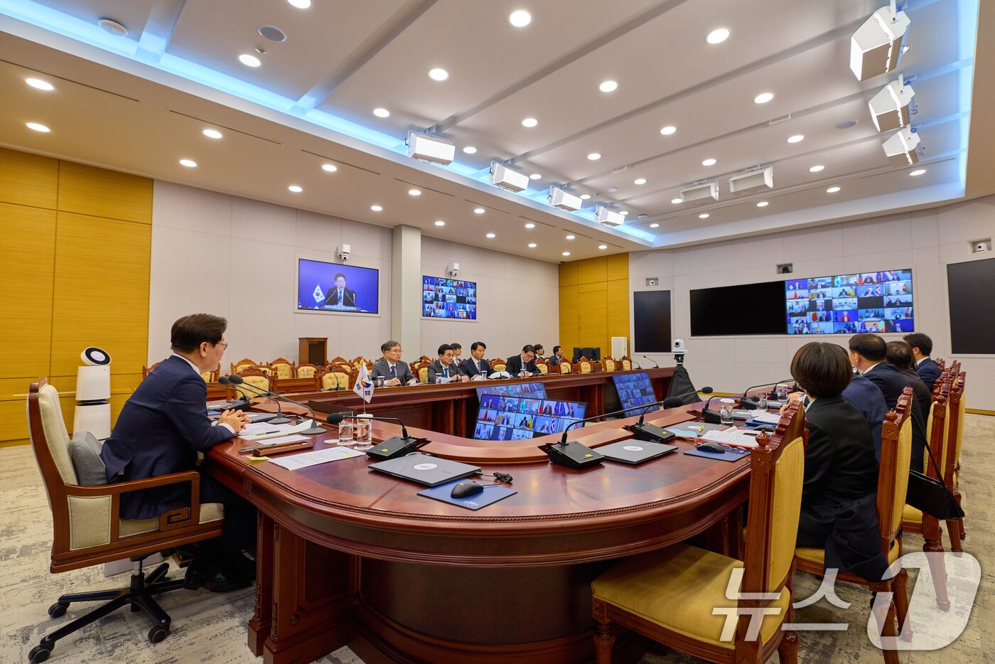 본문 이미지 - 이재명 대통령이 17일 청와대에서 프랑스와 영국 주도로 열린 '호르무즈 해협 자유항행' 정상회의에 참석해 해협 통항의 자유 확보와 안전 보장 방안 등을 논의하고 있다. (청와대 제공. 재판매 및 DB 금지) 2026.4.17 ⓒ 뉴스1 허경 기자