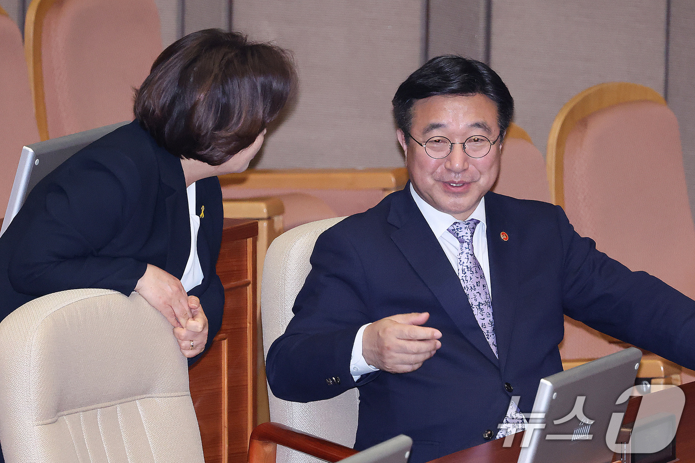 (서울=뉴스1) 신웅수 기자 = 윤호중 행정안전부 장관과 정춘생 조국혁신당 의원이 18일 서울 여의도 국회에서 열린 제434회국회(임시회) 제6차 본회의에서 대화하고 있다. 202 …