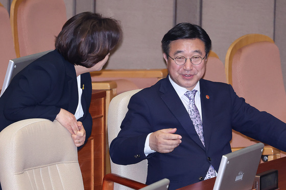 대화하는 윤호중 장관·정춘생 의원