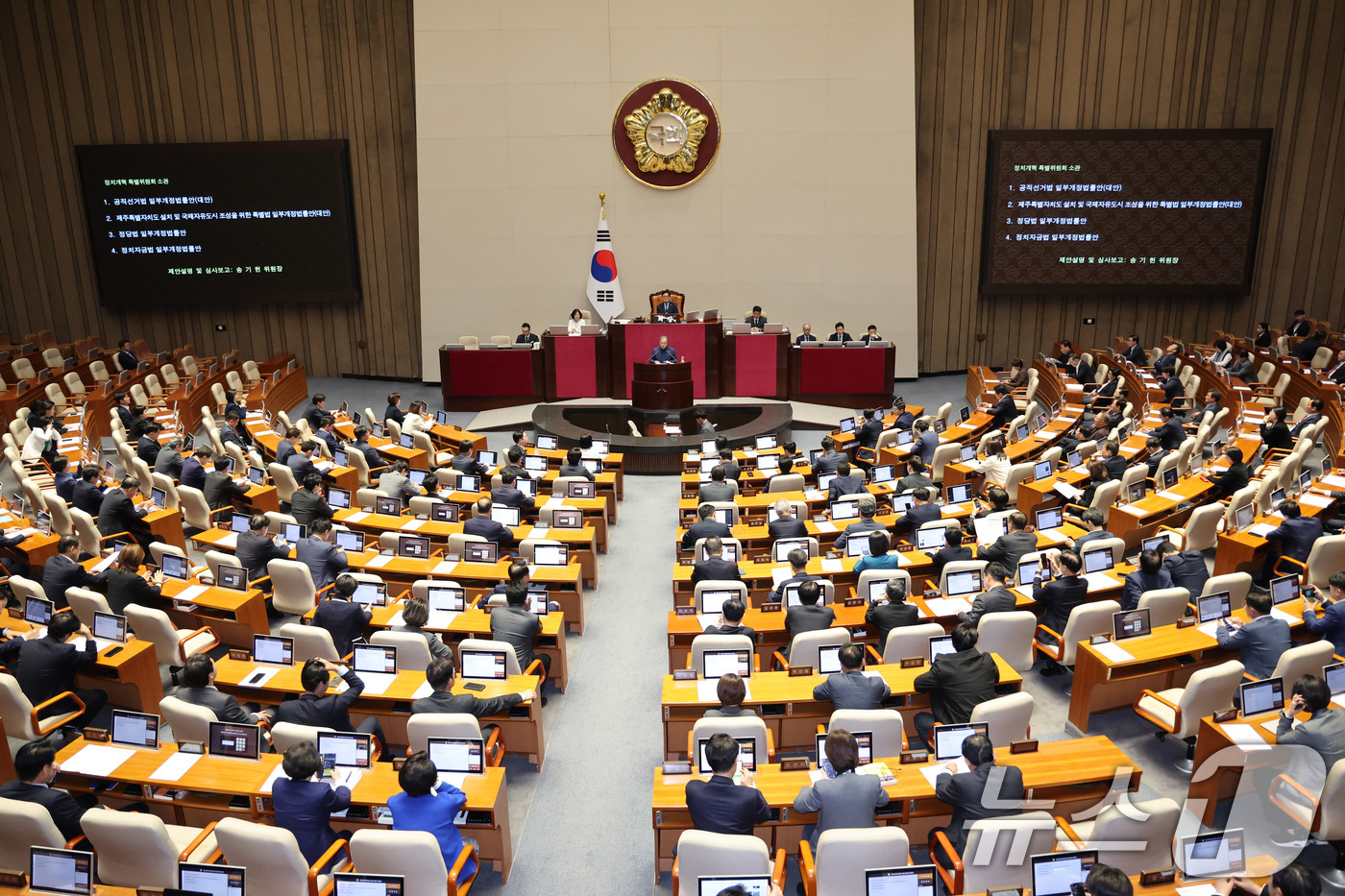 (서울=뉴스1) 신웅수 기자 = 송기헌 정치개혁특별위원장이 18일 서울 여의도 국회에서 열린 제434회국회(임시회) 제6차 본회의에서 공직선거법 일부개정법률안(대안)에 대한 제안 …
