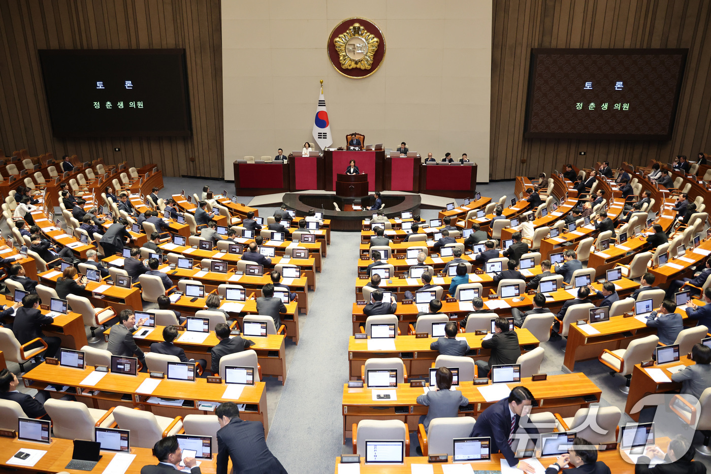 (서울=뉴스1) 신웅수 기자 = 정춘생 조국혁신당 의원이 18일 서울 여의도 국회에서 열린 제434회국회(임시회) 제6차 본회의에서 공직선거법 일부개정법률안(대안)에 대한 토론을 …