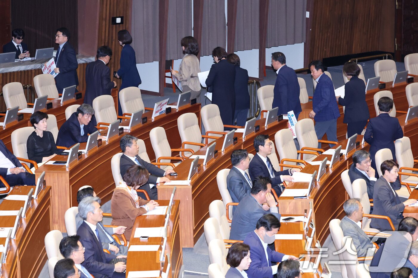 본문 이미지 - 진보개혁4당 의원들이 18일 서울 여의도 국회에서 열린 제434회국회(임시회) 제6차 본회의에서 공직선거법 일부개정법률안(대안)에 대한 토론을 마친 후 퇴장하고 있다. 2026.4.18 ⓒ 뉴스1 신웅수 기자