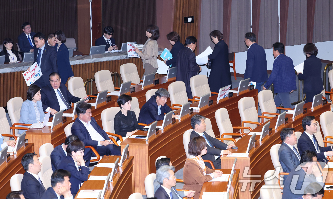 (서울=뉴스1) 신웅수 기자 = 정춘생 조국혁신당 의원이 18일 서울 여의도 국회에서 열린 제434회국회(임시회) 제6차 본회의에서 공직선거법 일부개정법률안(대안)에 대한 토론을 …