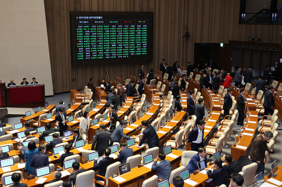 투표 후 곧바로 이석하는 의원들