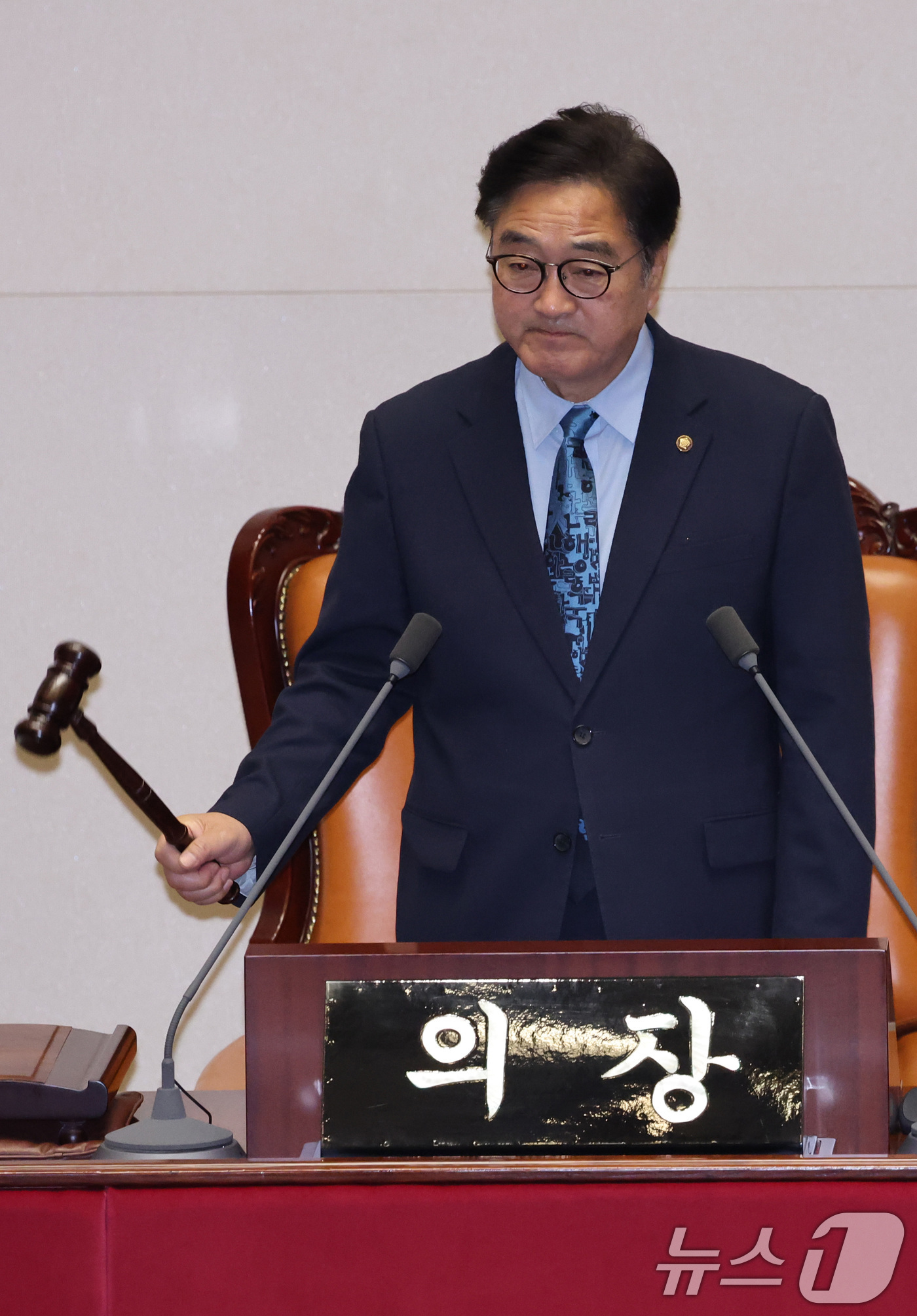 (서울=뉴스1) 신웅수 기자 = 우원식 국회의장이 18일 서울 여의도 국회에서 열린 제434회국회(임시회) 제6차 본회의에서 공직선거법 일부개정법률안(대안)이 가결되자 의사봉을 두 …