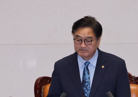 공직선거법 개정안 통과 알리는 우원식 의장