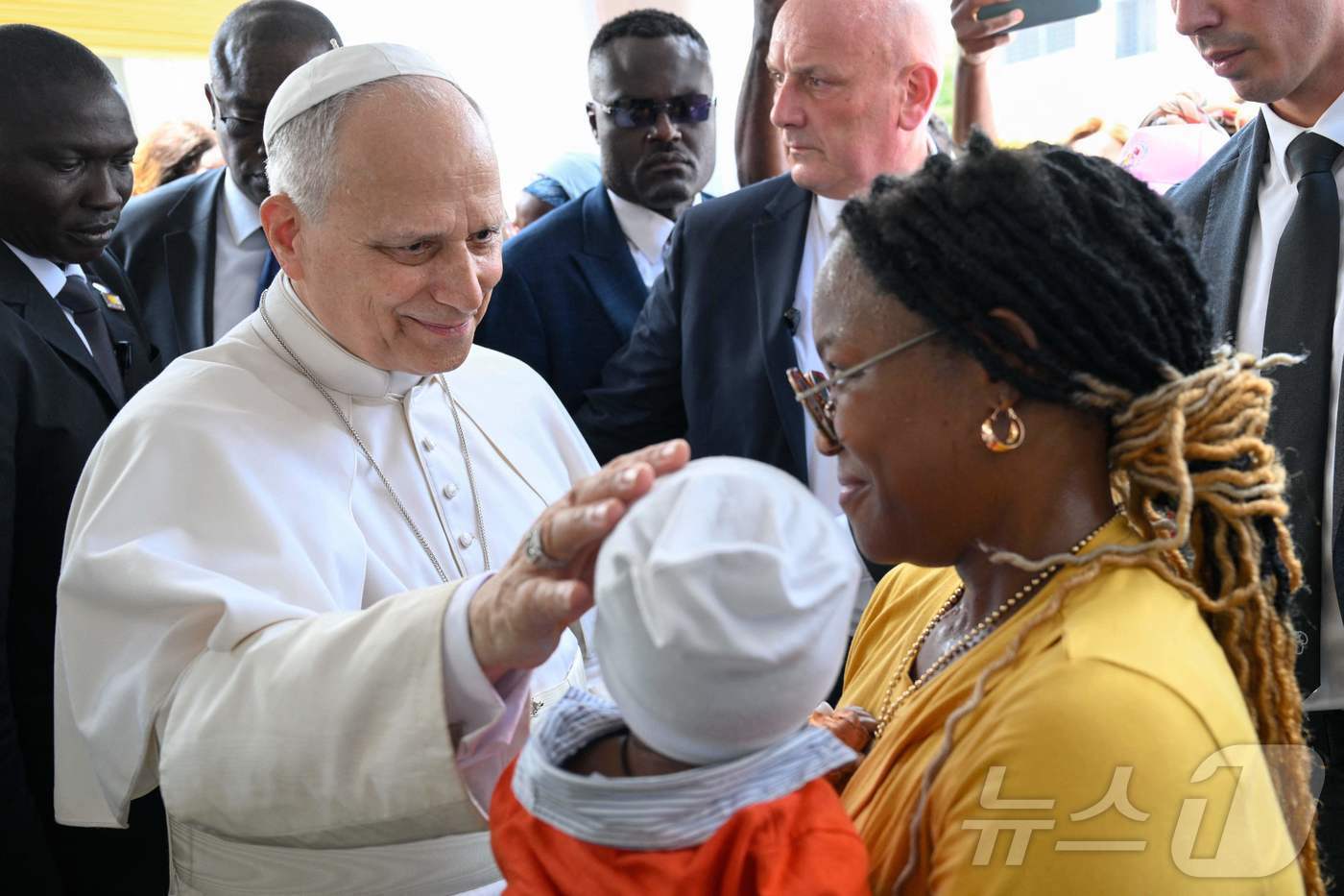 본문 이미지 - 교황 레오 14세가 17일(현지시간) 카메룬 두알라 소재 세인트 폴 가톨릭 병원을 방문했다. 2026.04.18. ⓒ AFP=뉴스1