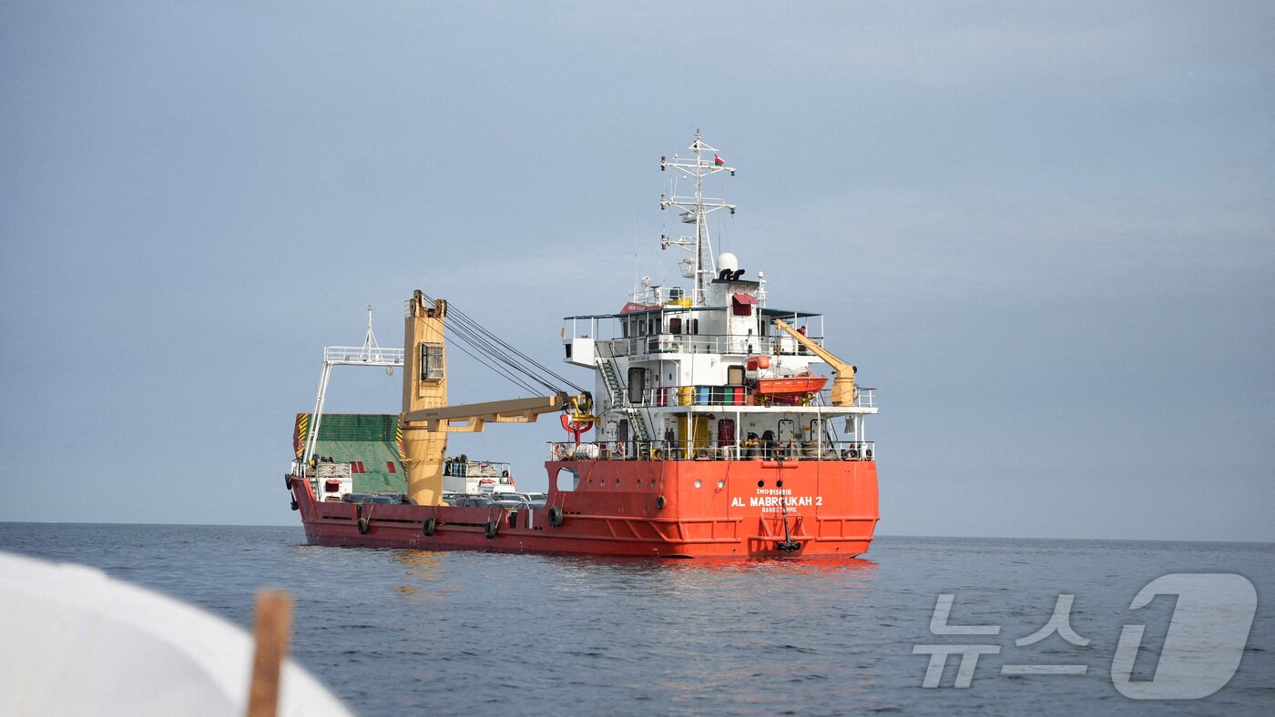 본문 이미지 - 지난 12일(현지시간) 오만의 무산담주 해안 인근 호르무즈 해협을 지나는 선박의 모습. 2026.04.18. ⓒ 로이터=뉴스1