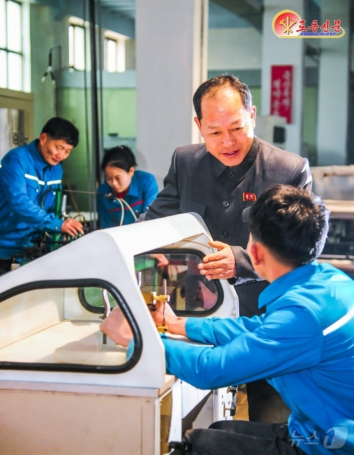 (평양 노동신문=뉴스1) = 북한 노동당 기관지 노동신문은 18일 명천군 마안리당위원회에서 "당 제9차 대회 이후 대중을 힘있게 불러일으키기 위한 사상사업을 참신하게 진행해나가고 …