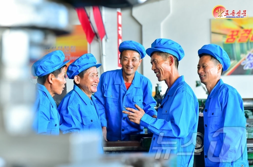 (평양 노동신문=뉴스1) = 북한 노동당 기관지 노동신문은 18일 라남탄광기계공장을 조명하며 간부들이 당 결정 관철에서 당원들이 앞장서나가도록 이끌어주고있다"고 보도했다. [국내에 …