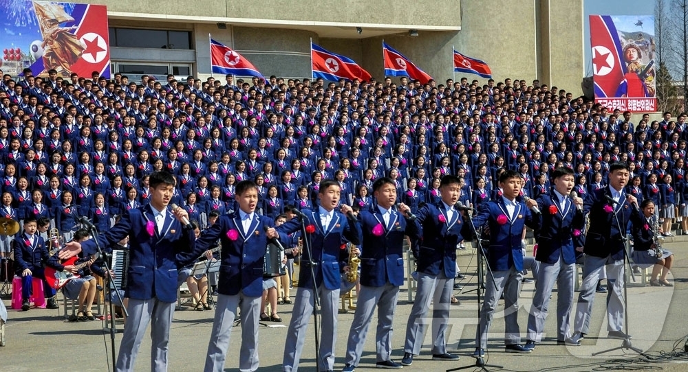 (평양 노동신문=뉴스1) = 북한 노동당 기관지 노동신문은 18일 황해북도의 고급중학교 졸업반학생들이 최전연 국경 초소들로 탄원(자원 진출)했다고 보도했다. [국내에서만 사용가능. …