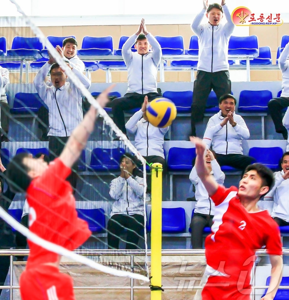 (평양 노동신문=뉴스1) = 북한 노동당 기관지 노동신문은 18일 전국에서 대중체육활동이 활발히 진행되고 있다고 보도했다. [국내에서만 사용가능. 재배포 금지. DB 금지. For …