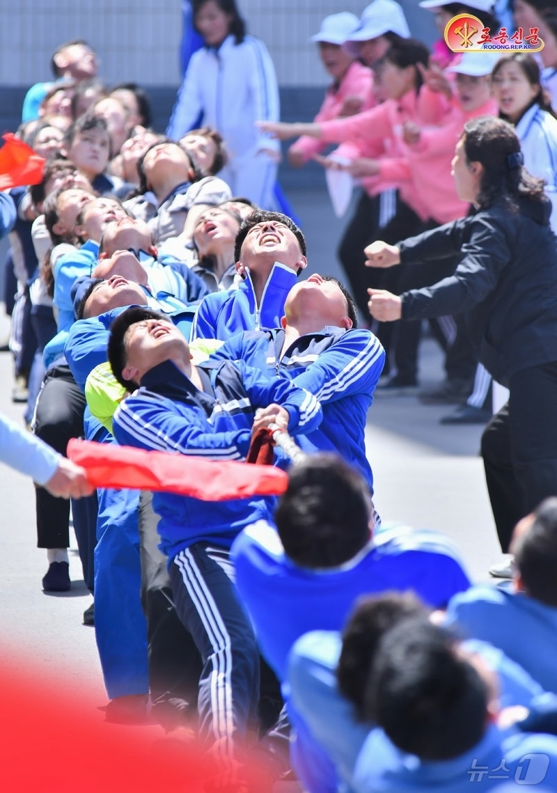 (평양 노동신문=뉴스1) = 북한 노동당 기관지 노동신문은 18일 전국에서 대중체육활동이 활발히 진행되고 있다고 보도했다. [국내에서만 사용가능. 재배포 금지. DB 금지. For …