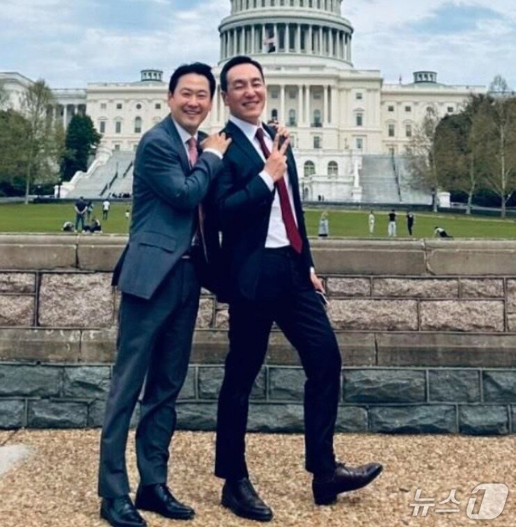 본문 이미지 - 지난 14일(현지시간) 장동혁 국민의힘 대표와 미국 국회의사당을 배경으로 기념사진을 찍은 김민수 최고위원. (SNS 갈무리) ⓒ 뉴스1