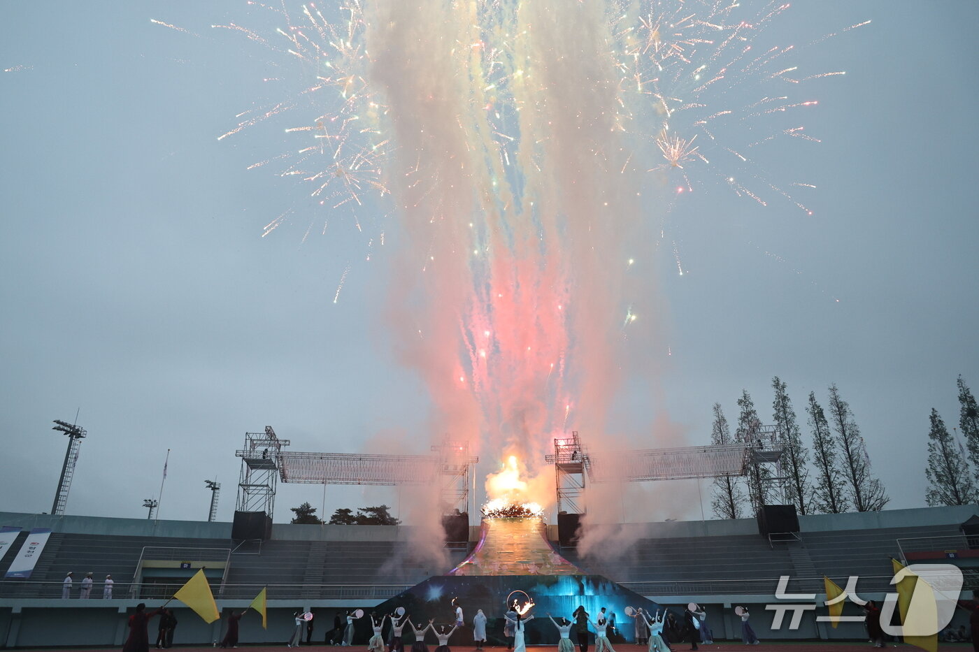 본문 이미지 - 개회식에서 '낙화놀이'를 접목한 성화 점화 퍼포먼스가 진행되고 있다.(경남도 제공. 재판매 및 DB금지)