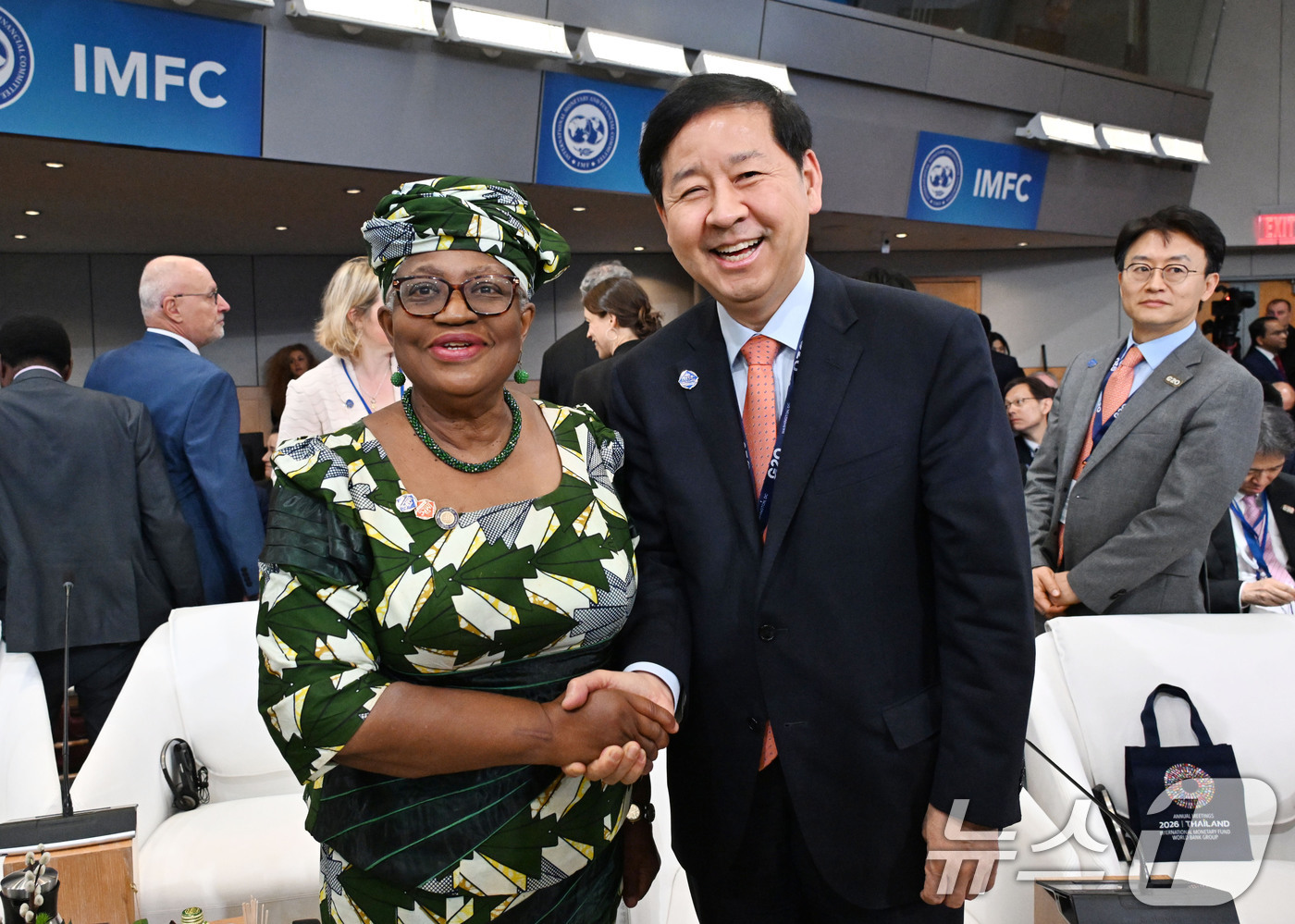 (서울=뉴스1) = 구윤철 부총리 겸 재정경제부 장관이 17일(현지시간) 미국 워싱턴D.C 국제통회기금(IMF)에서 열린 국제통화기금위원회(IMFC)에 참석해 응고지 세계무역기구( …