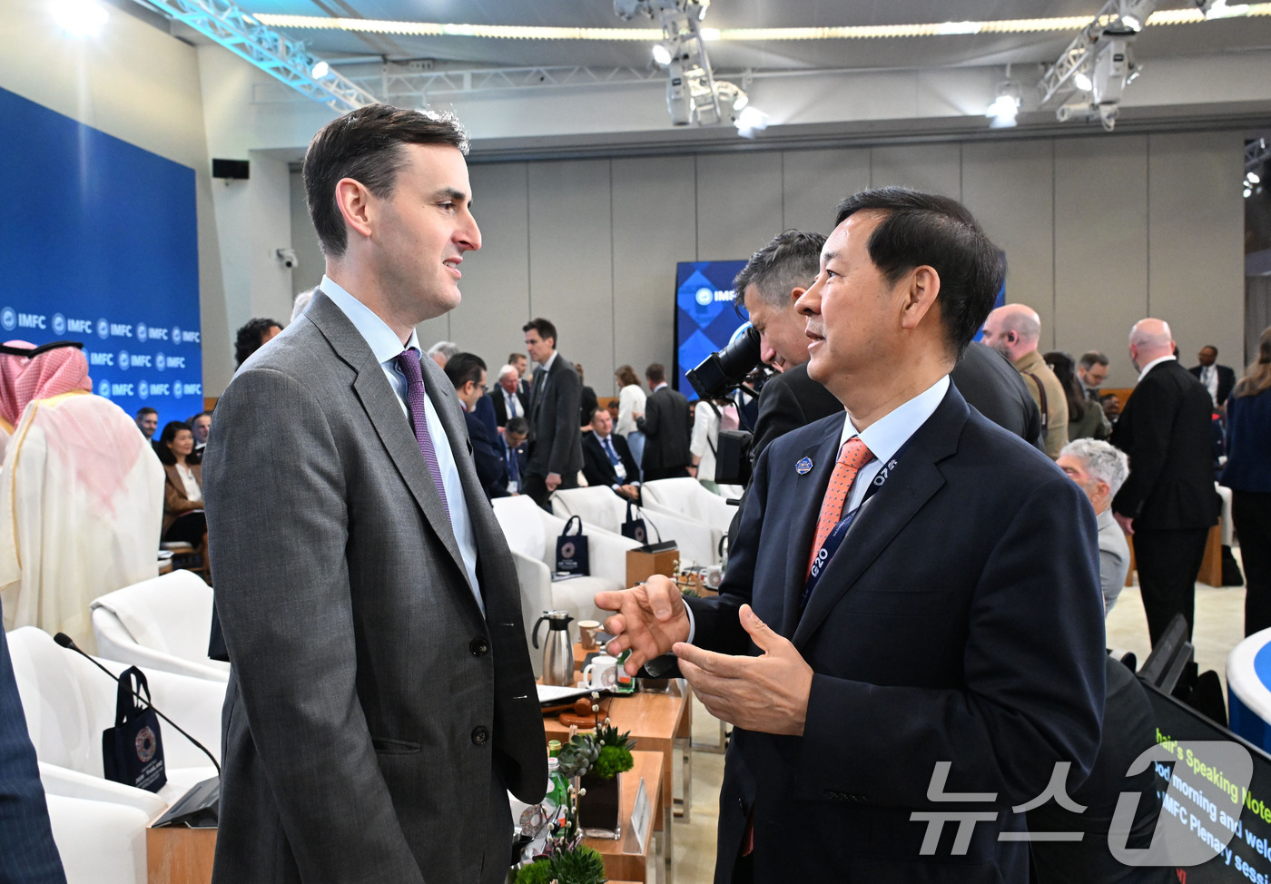 (서울=뉴스1) = 구윤철 부총리 겸 재정경제부 장관이 17일(현지시간) 미국 워싱턴D.C 국제통회기금(IMF)에서 열린 국제통화기금위원회(IMFC)에 참석해 댄 카츠 IMF 수석 …