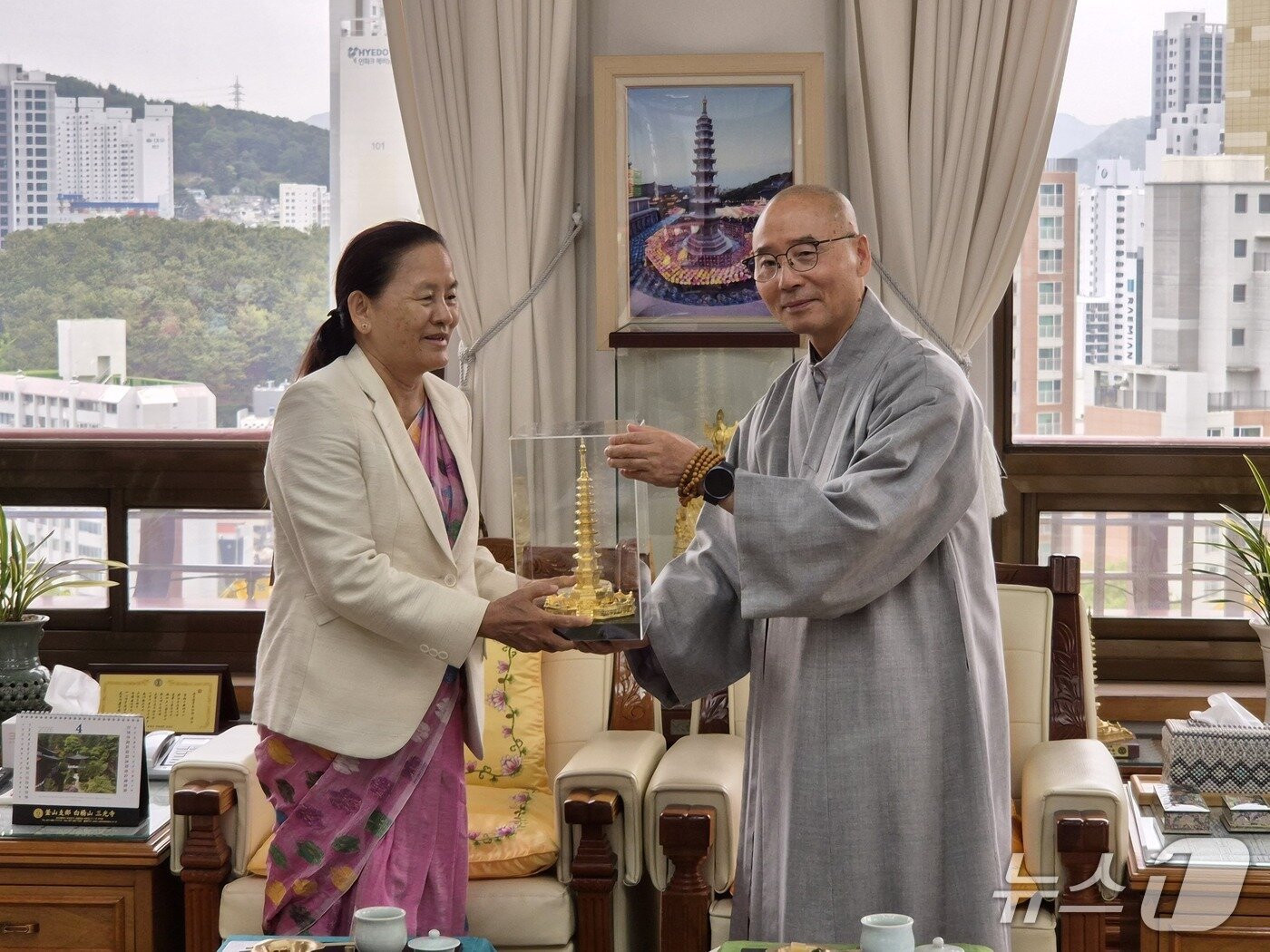본문 이미지 - 시버 마야 툼바항페 주한 네팔 대사(왼쪽)가 부산진구 삼광사 방문 모습. 2026.4.17/뉴스1 ⓒ News1 임순택 기자