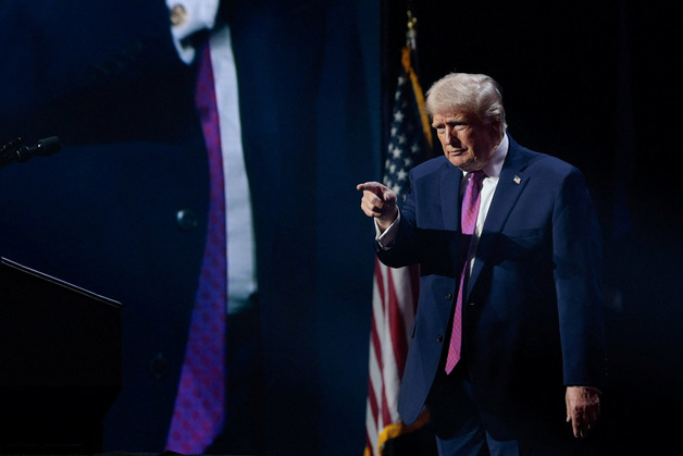 트럼프 "UFO 자료 검토 과정서 흥미로운 문서 발견…곧 공개"