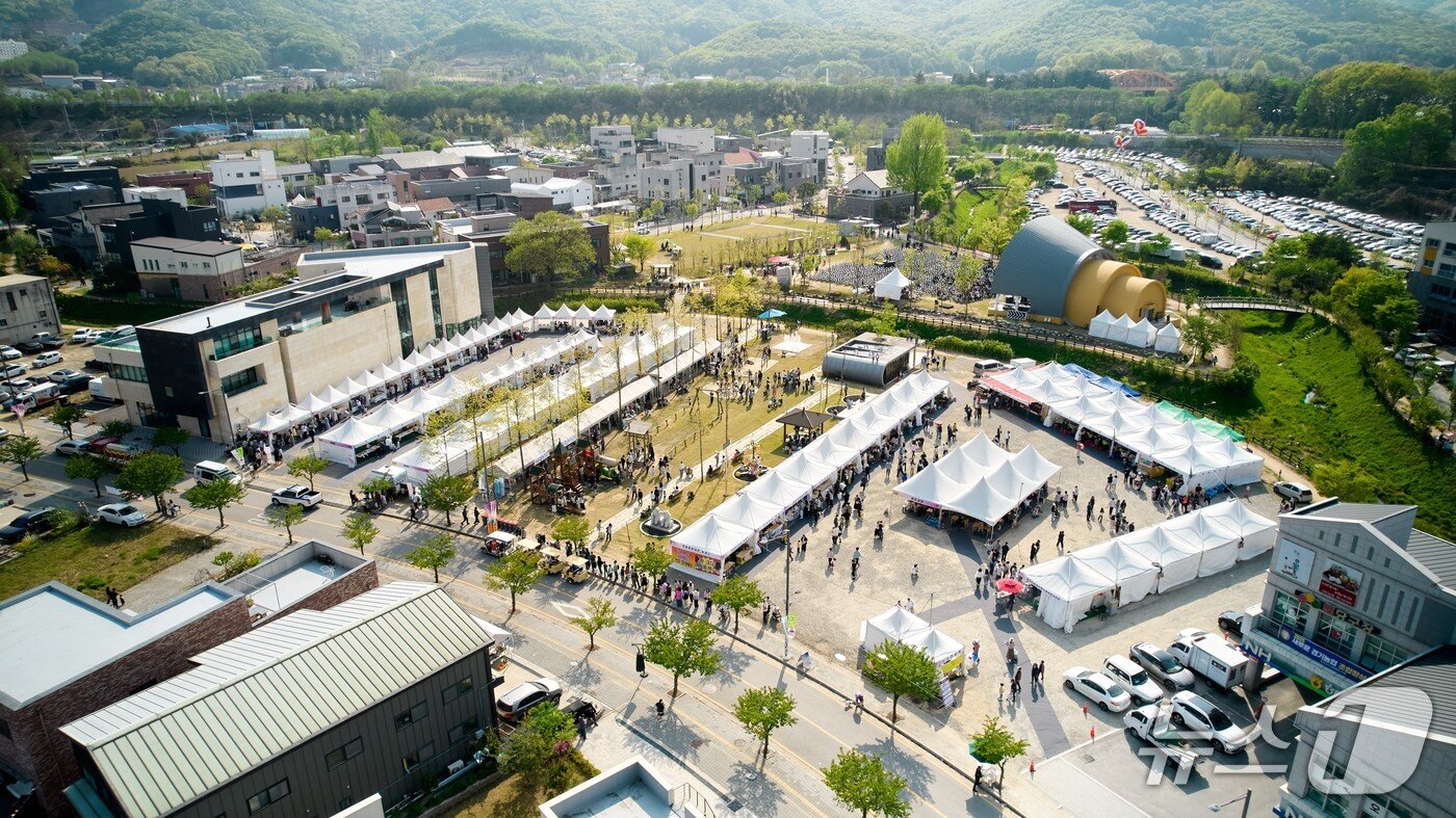 본문 이미지 - 오는 24일부터 5월 5일까지 이천도자기축제가 열리는 도자예술마을(예스파크) 전경.(이천시 제공)