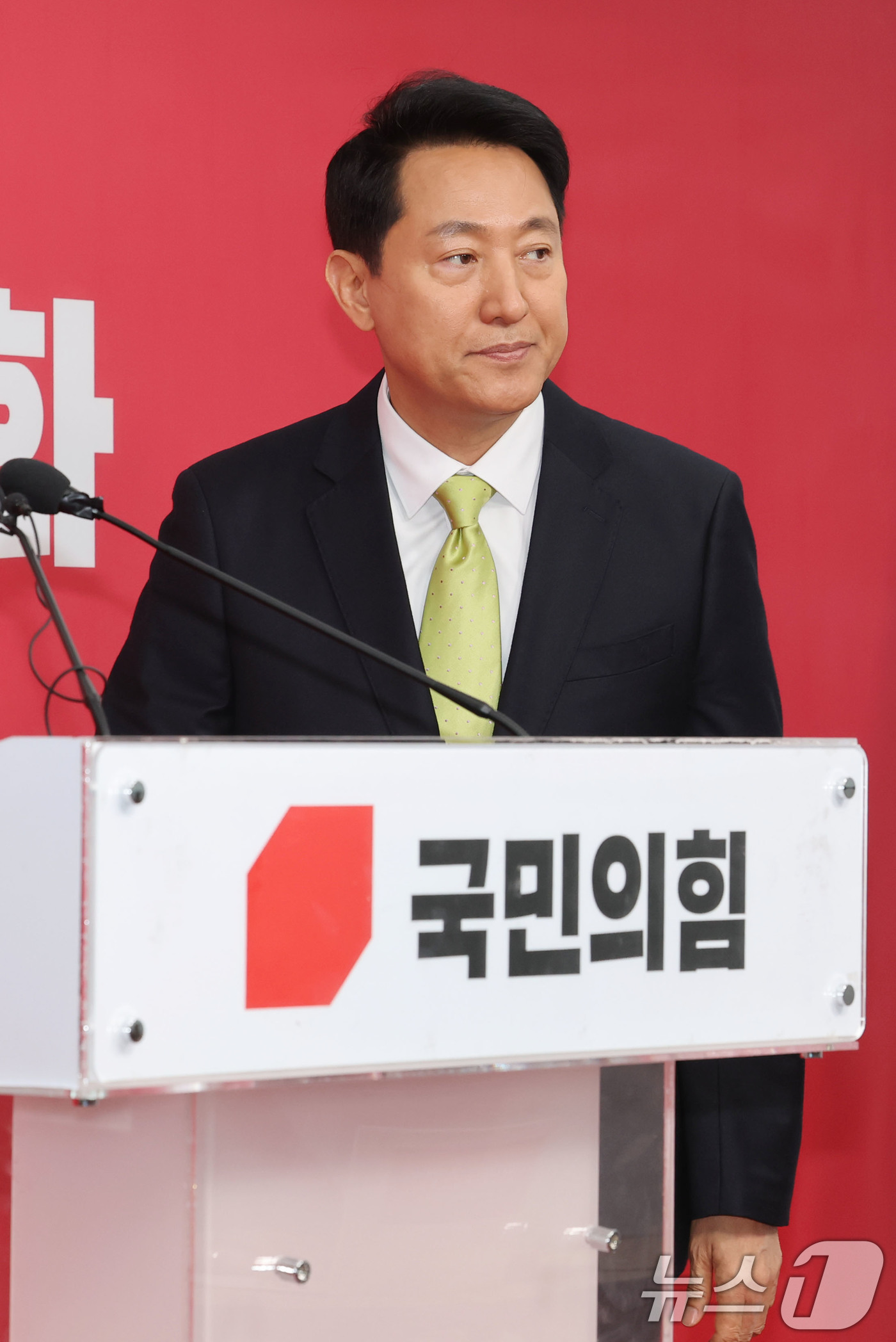 (서울=뉴스1) 이광호 기자 = 6.3전국동시지방선거 국민의힘 서울시장 후보로 확정된 오세훈 서울시장이 18일 오전 기자회견을 하기 위해 서울 영등포구 국민의힘 중앙당사로 들어서고 …