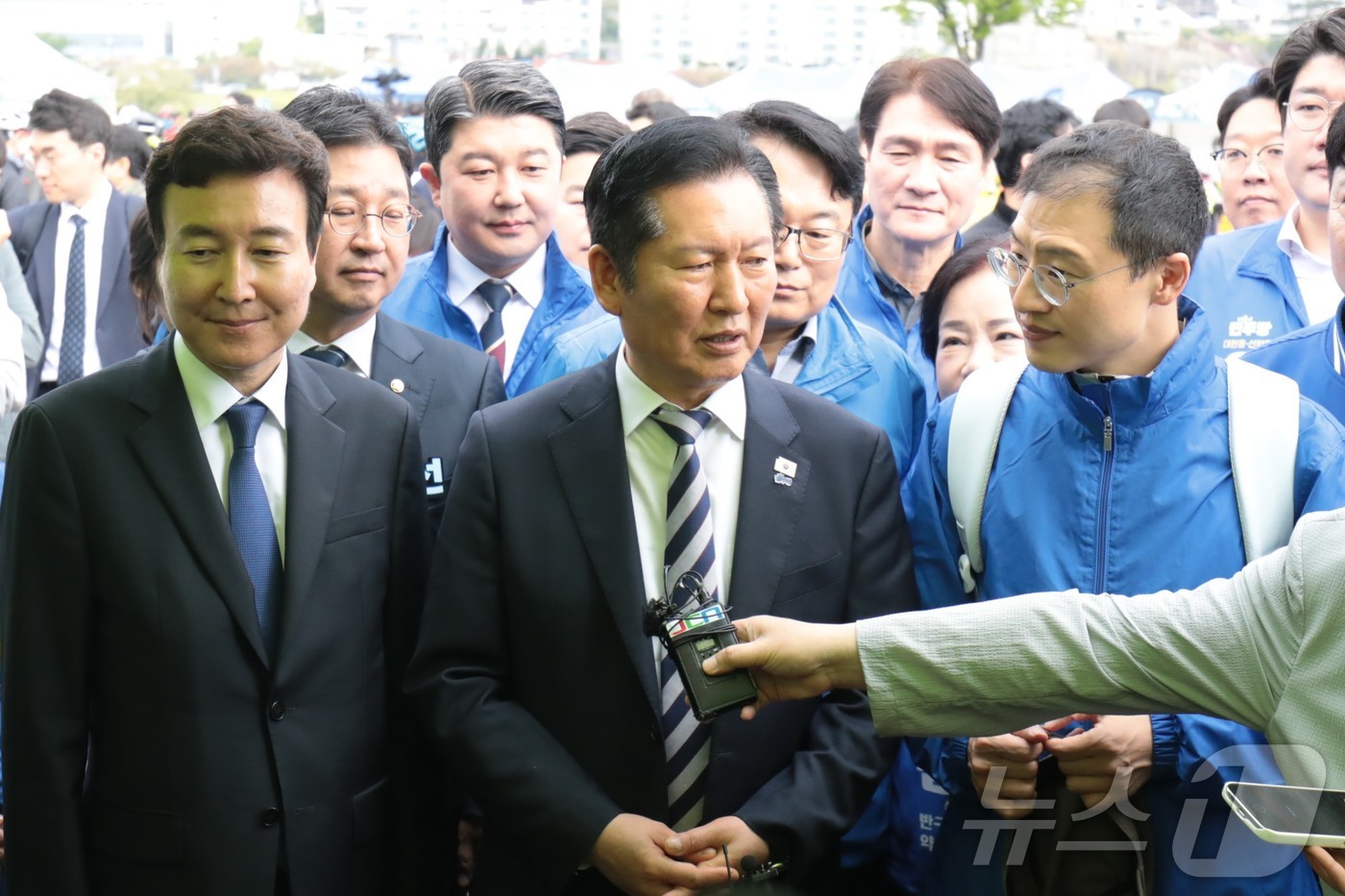 (울산=뉴스1) 김세은 기자 = 정청래 더불어민주당 대표(가운데)와 전태진 변호사(왼쪽), 김상욱 의원(오른쪽)이 18일 울산 태화강변 남구 둔치에서 열린 '울산 자전거 대축전'에 …