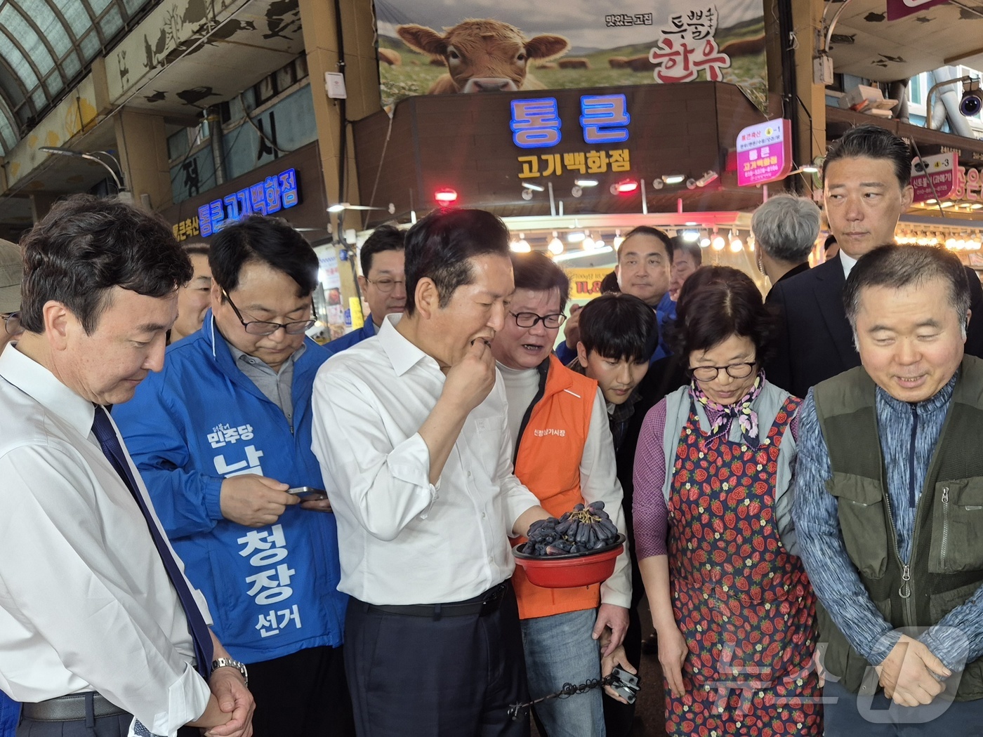 (울산=뉴스1) 박정현 기자 = 정청래 더불어민주당 대표가 18일 울산 남구 신정시장의 한 과일가게에서 포도를 먹고 있다.2026.4.18/뉴스1