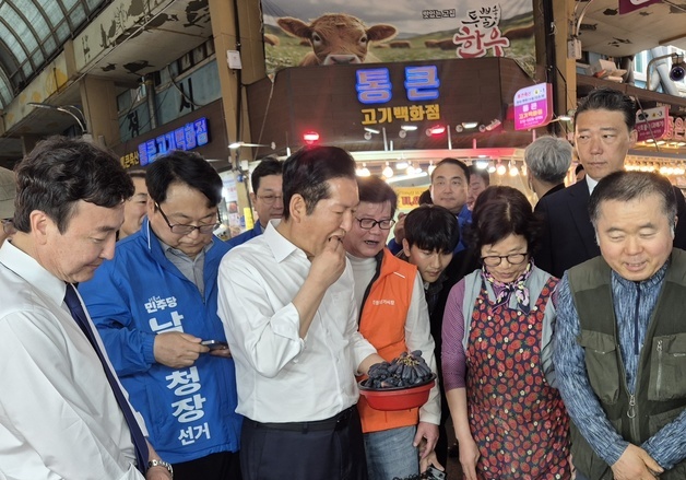 포도를 먹고 있는 정청래 민주당 대표