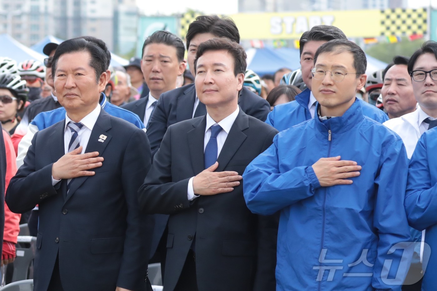 (울산=뉴스1) 김세은 기자 = 정청래 더불어민주당 대표(왼쪽)와 전태진 변호사(가운데), 김상욱 의원(오른쪽)이 18일 울산 태화강변 남구 둔치에서 열린 '울산 자전거 대축전'에 …