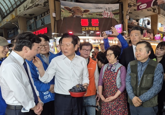 전태진 변호사에게 포도를 먹여주는 정청래 민주당 대표