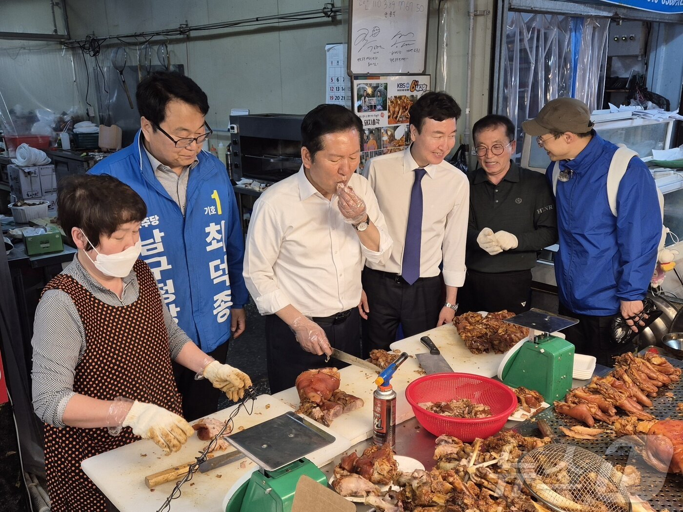 본문 이미지 - 정청래 더불어민주당 대표가 18일 울산 남구 신정시장의 한 족발가게에서 족박을 직접 잘라 맛보고 있다. 2026.4.18 ⓒ 뉴스1 박정현 기자