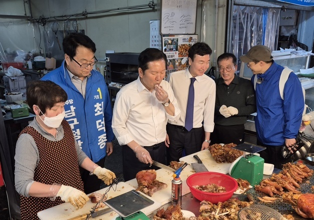 족발 맛보는 정청래 민주당 대표