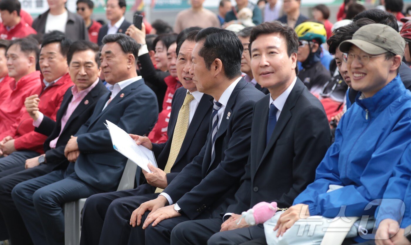 본문 이미지 - 18일 울산 태화강변 남구 둔치에서 열린 '울산 자전거 대축전'에 더불어민주당과 국민의힘 지역 정치인들이 참석해 있다. 2026.4.18 ⓒ 뉴스1 김세은 기자