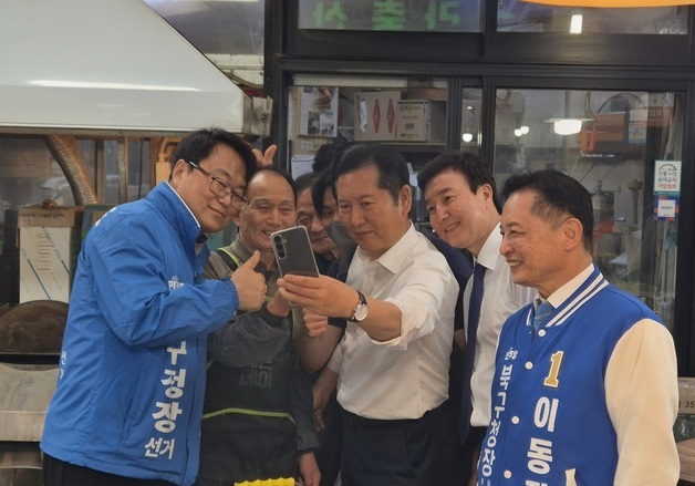 떡가게 운영 가족과 사진 찍는 정청래 민주당 대표