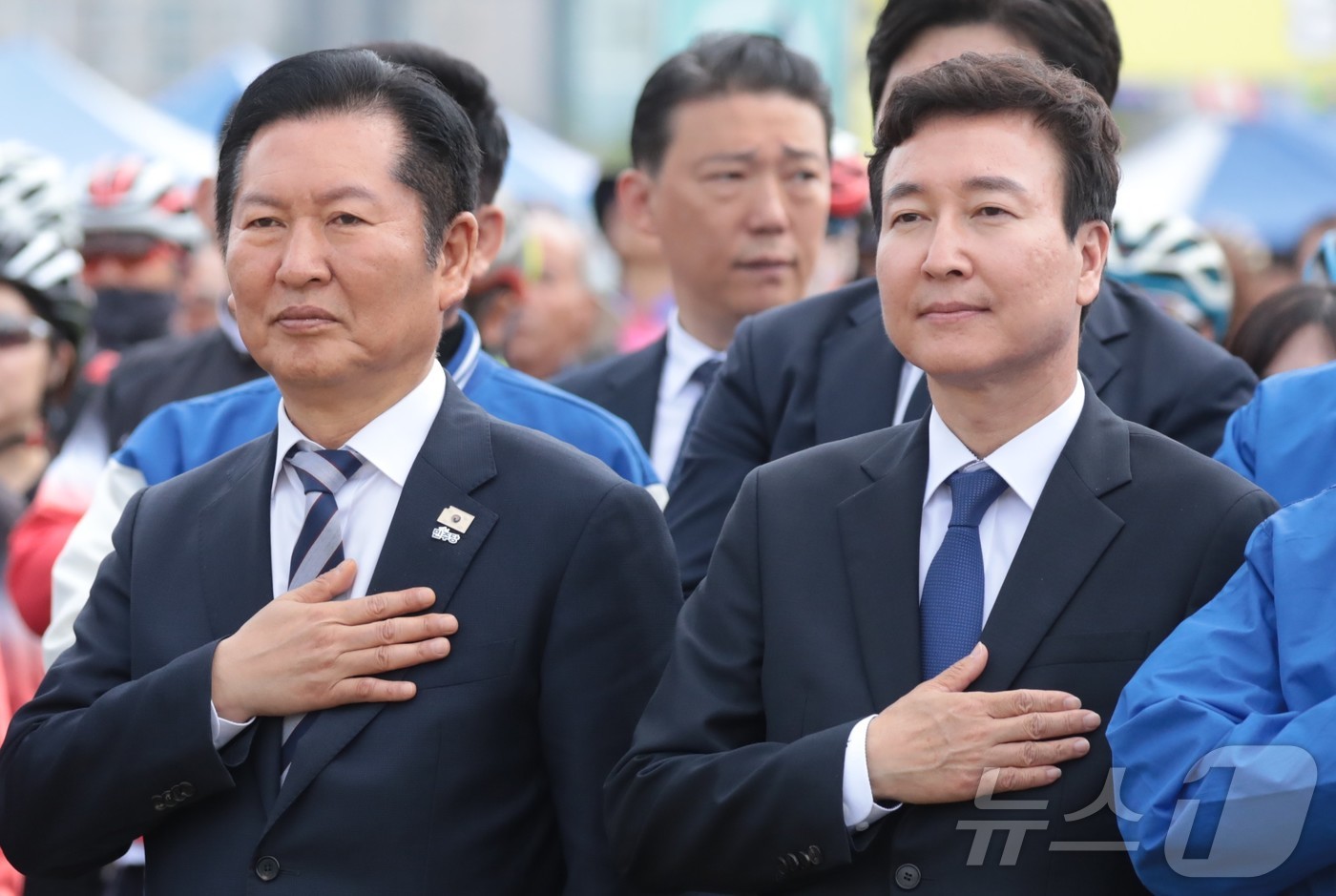 (울산=뉴스1) 김세은 기자 = 정청래 더불어민주당 대표(왼쪽)와 전태진 변호사(오른쪽)가 18일 울산 태화강변 남구 둔치에서 열린 '울산 자전거 대축전'에 참석해 국민의례를 하고 …