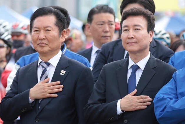 국민의례 하는 민주 '1호 영입' 전태진 변호사